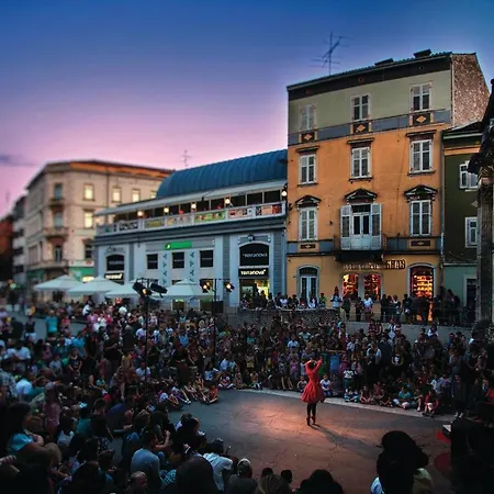 Awesome In With Wifi Apartament Pula